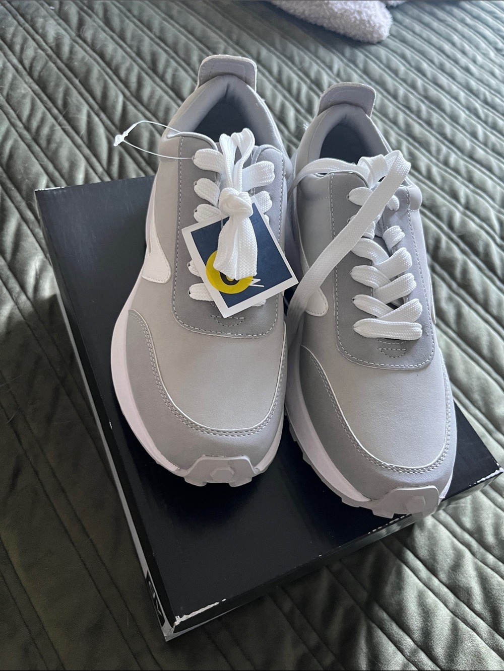 DV by Dolce Vita NWT Bynx  Womens Light Gray & White Casual Sneakers Size 9 - Picture 3 of 10